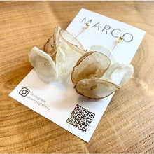 画像をギャラリービューアに読み込む, アイボリー と ベージュ の ふわふわ シフォン の フラワーイヤリング e-108