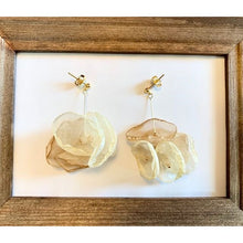 画像をギャラリービューアに読み込む, アイボリー と ベージュ の ふわふわ シフォン の フラワーイヤリング e-108