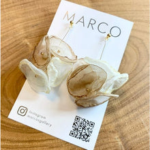 画像をギャラリービューアに読み込む, アイボリー と ベージュ の ふわふわ シフォン の フラワーイヤリング e-108