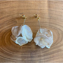 画像をギャラリービューアに読み込む, アイボリー と ベージュ の ふわふわ シフォン の フラワーイヤリング e-108