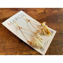 画像をギャラリービューアに読み込む, しずくにベージュの天然シェルイヤリング e-63