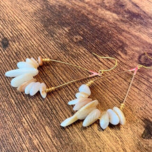 画像をギャラリービューアに読み込む, しずくにベージュの天然シェルイヤリング e-63