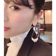画像をギャラリービューアに読み込む, しずくにベージュの天然シェルイヤリング e-63