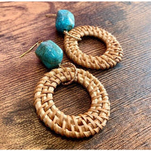 画像をギャラリービューアに読み込む, 濃いめのターコイズカラーにブラウンラタンのイヤリング e-74