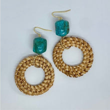 画像をギャラリービューアに読み込む, 濃いめのターコイズカラーにブラウンラタンのイヤリング e-74