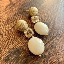 画像をギャラリービューアに読み込む, e-92 ナチュラル カラーでまとめた 大人 の ホワイト 夏 イヤリング e-92
