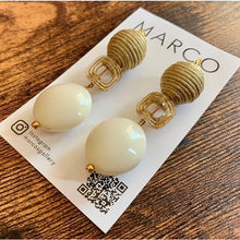画像をギャラリービューアに読み込む, e-92 ナチュラル カラーでまとめた 大人 の ホワイト 夏 イヤリング e-92