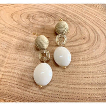 画像をギャラリービューアに読み込む, e-92 ナチュラル カラーでまとめた 大人 の ホワイト 夏 イヤリング e-92