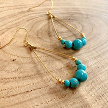 画像をギャラリービューアに読み込む, e-96 ゴールド しずく に ターコイズ の 粒 が並ぶイヤリング e-96