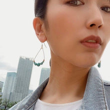 画像をギャラリービューアに読み込む, e-96 ゴールド しずく に ターコイズ の 粒 が並ぶイヤリング e-96
