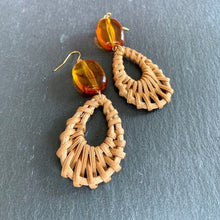 画像をギャラリービューアに読み込む, こはくカラーとしずく型ブラウンラタンのイヤリング e-98