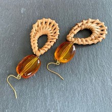 画像をギャラリービューアに読み込む, こはくカラーとしずく型ブラウンラタンのイヤリング e-98