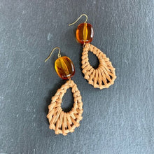 画像をギャラリービューアに読み込む, こはくカラーとしずく型ブラウンラタンのイヤリング e-98