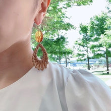 画像をギャラリービューアに読み込む, こはくカラーとしずく型ブラウンラタンのイヤリング e-98