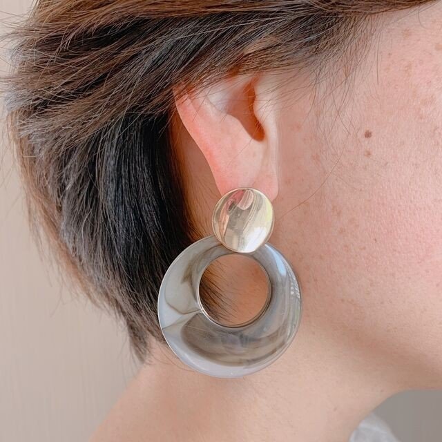 透け感のあるブラックとゴールドのラウンドピアス p-31 – MARCO