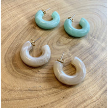 画像をギャラリービューアに読み込む, 83 ミントグリーンとピンクブラウンのコロンとしたフープピアス p-83