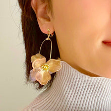 画像をギャラリービューアに読み込む, フープに2つのフラワー 揺れるイヤリング e-153