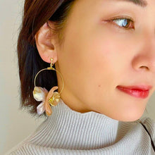 画像をギャラリービューアに読み込む, フープに2つのフラワー 揺れるイヤリング e-153