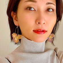 画像をギャラリービューアに読み込む, フープに2つのフラワー 揺れるイヤリング e-153