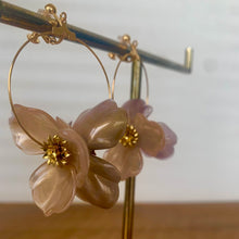 画像をギャラリービューアに読み込む, フープに2つのフラワー 揺れるイヤリング e-153