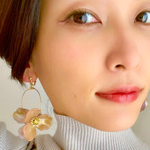 画像をギャラリービューアに読み込む, フープに2つのフラワー 揺れるイヤリング e-153