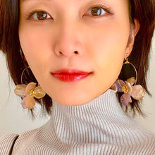 画像をギャラリービューアに読み込む, フープに2つのフラワー 揺れるイヤリング e-153
