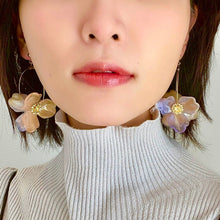 画像をギャラリービューアに読み込む, フープに2つのフラワー 揺れるイヤリング e-153
