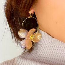 画像をギャラリービューアに読み込む, フープに2つのフラワー 揺れるイヤリング e-153
