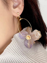 画像をギャラリービューアに読み込む, フープに2つのフラワー 揺れるイヤリング e-153