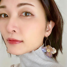 画像をギャラリービューアに読み込む, フープに2つのフラワー 揺れるイヤリング e-153