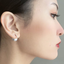 画像をギャラリービューアに読み込む, ラインストーンバーとパールキャッチのピアス チタンポスト p-141