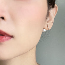 画像をギャラリービューアに読み込む, ラインストーンバーとパールキャッチのピアス チタンポスト p-141