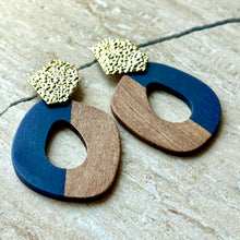 画像をギャラリービューアに読み込む, ウッド×ネイビー 大人の大ぶりピアス p-3
