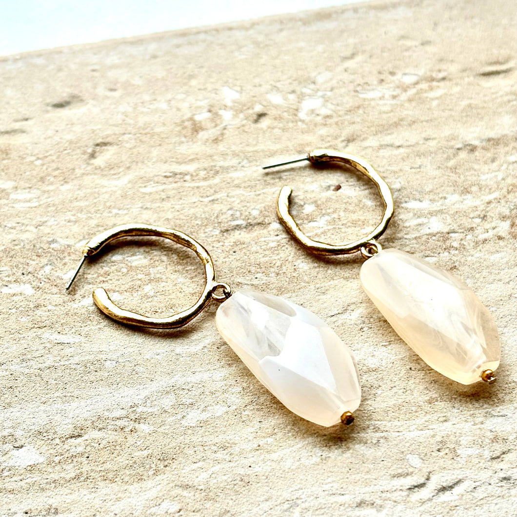 ゴールドフープ×ヌーディーカラーの大人のピアス　p-7