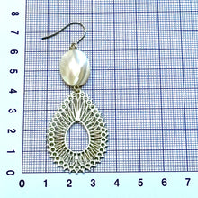 画像をギャラリービューアに読み込む, シェルに大人なゴールド透かしのピアス　p-128
