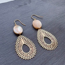 画像をギャラリービューアに読み込む, シェルに大人なゴールド透かしのピアス　p-128
