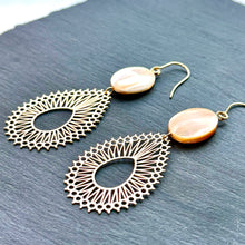 画像をギャラリービューアに読み込む, シェルに大人なゴールド透かしのピアス　p-128
