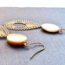 画像をギャラリービューアに読み込む, シェルに大人なゴールド透かしのピアス　p-128
