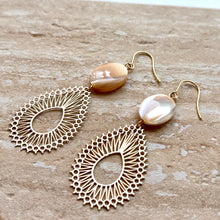 画像をギャラリービューアに読み込む, シェルに大人なゴールド透かしのピアス　p-128
