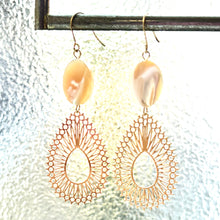 画像をギャラリービューアに読み込む, シェルに大人なゴールド透かしのピアス　p-128
