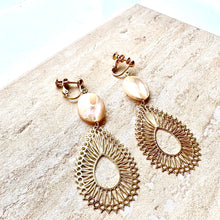 画像をギャラリービューアに読み込む, シェルに大人なゴールド透かしのイヤリング   e-128
