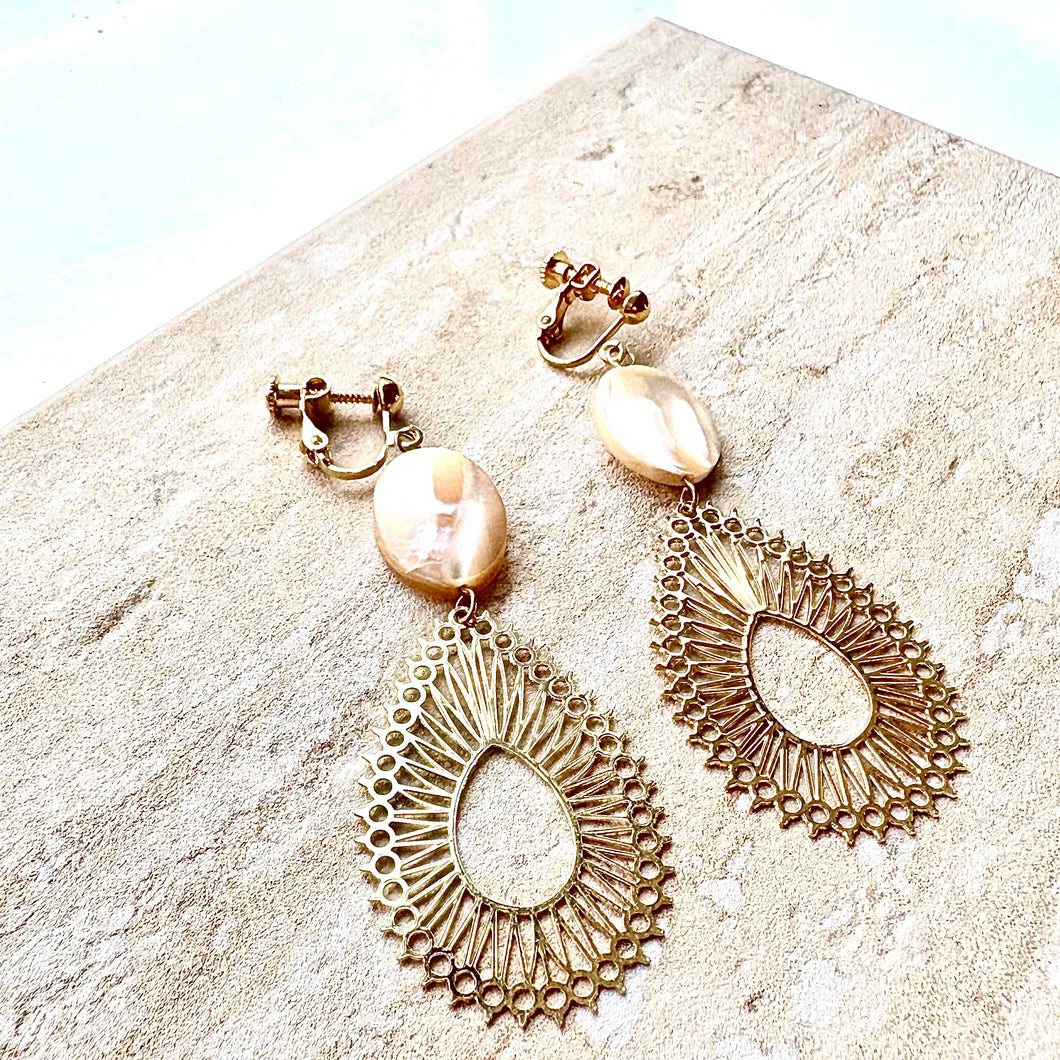 シェルに大人なゴールド透かしのイヤリング   e-128