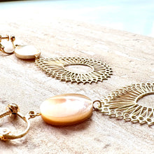 画像をギャラリービューアに読み込む, シェルに大人なゴールド透かしのイヤリング   e-128
