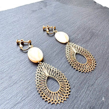 画像をギャラリービューアに読み込む, シェルに大人なゴールド透かしのイヤリング   e-128
