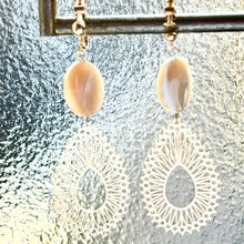 画像をギャラリービューアに読み込む, シェルに大人なゴールド透かしのイヤリング   e-128
