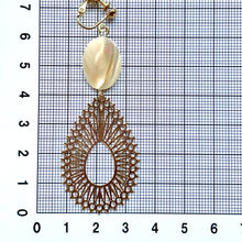 画像をギャラリービューアに読み込む, シェルに大人なゴールド透かしのイヤリング   e-128
