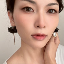 画像をギャラリービューアに読み込む, e-140 黒のシフォンフラワーとアンティーク調ビジューイヤリング アシメ e-140
