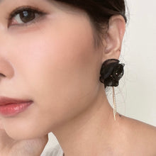 画像をギャラリービューアに読み込む, e-140 黒のシフォンフラワーとアンティーク調ビジューイヤリング アシメ e-140
